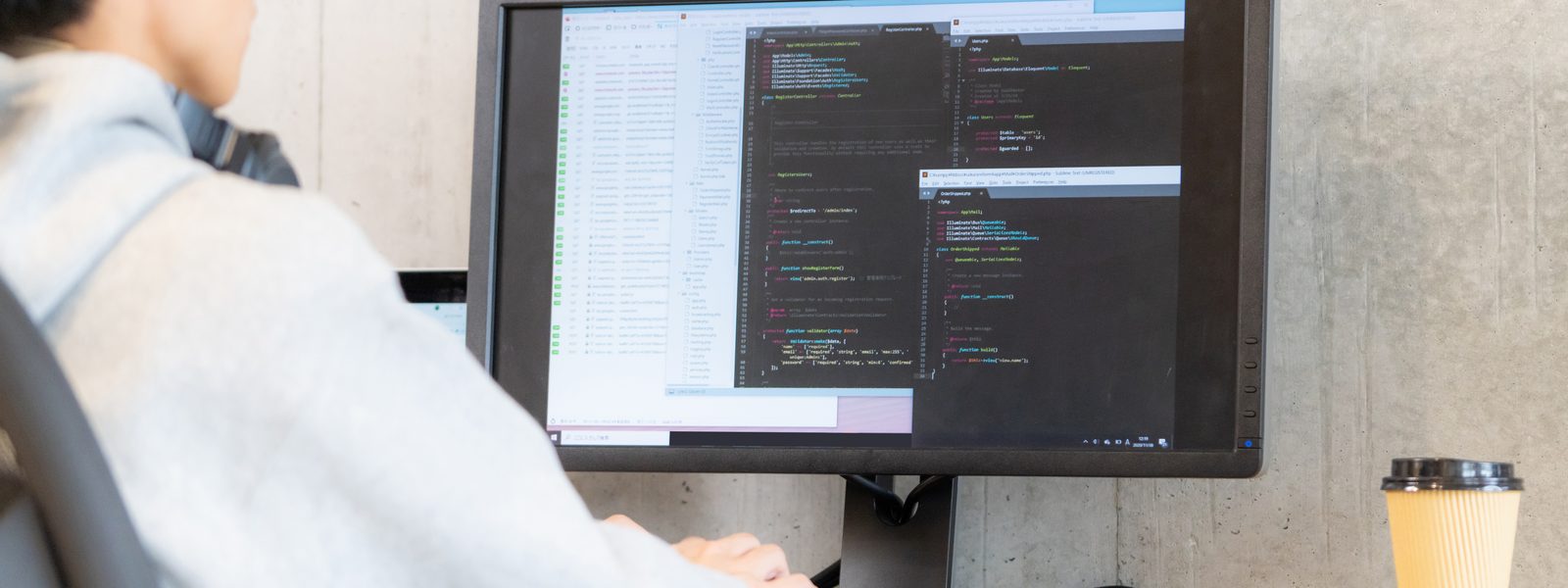 WEB制作のコードを書いているパソコン作業の様子